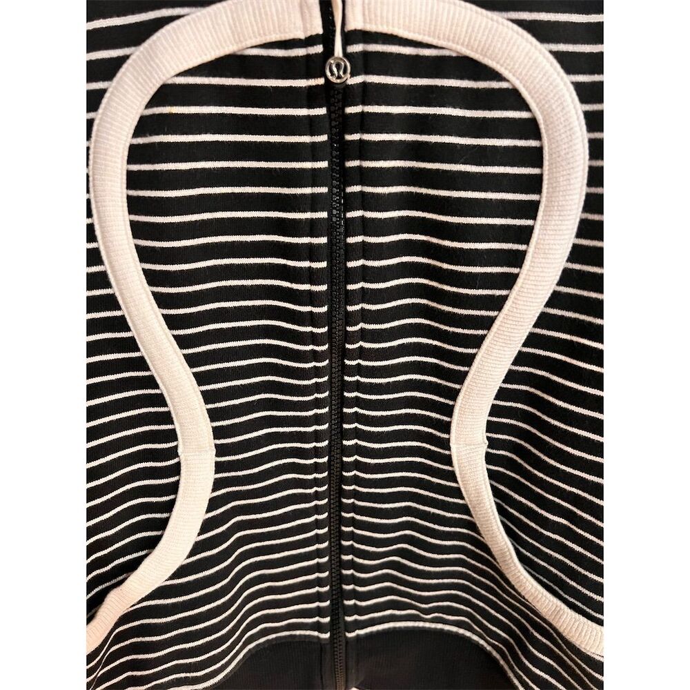 Lululemon Women's Scuba Hoodie Black White Stripe
Brisk Bloom Size 12 Full Zip - Picture 10 of 10